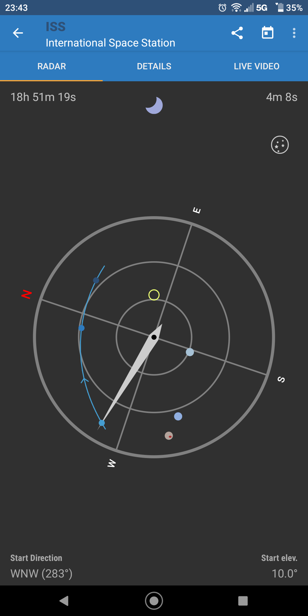 An application with targeting rings, a blue line representing a satellite pass, and a yellow ciricle representing the direction the phone is pointing.